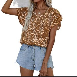 Boutique Womens Mustard Leopard print flutter sleeve V-neck blouse Medium